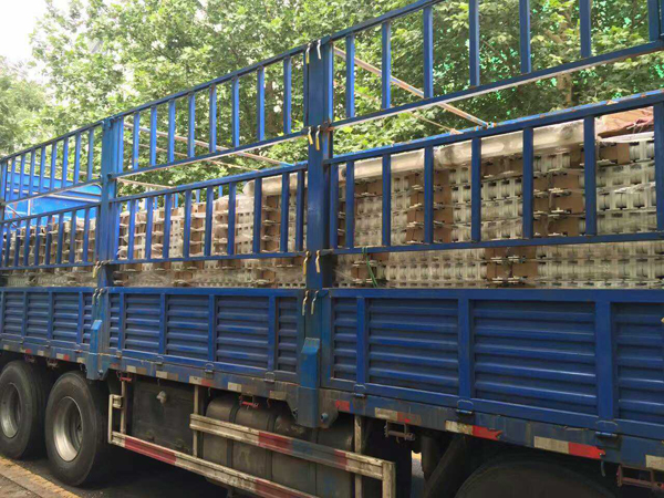 聚众供热散热器-清华大学项目卸货现场